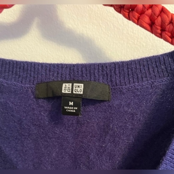 Uniqlo V neck sweater size Medium As is - Picture 2 of 4